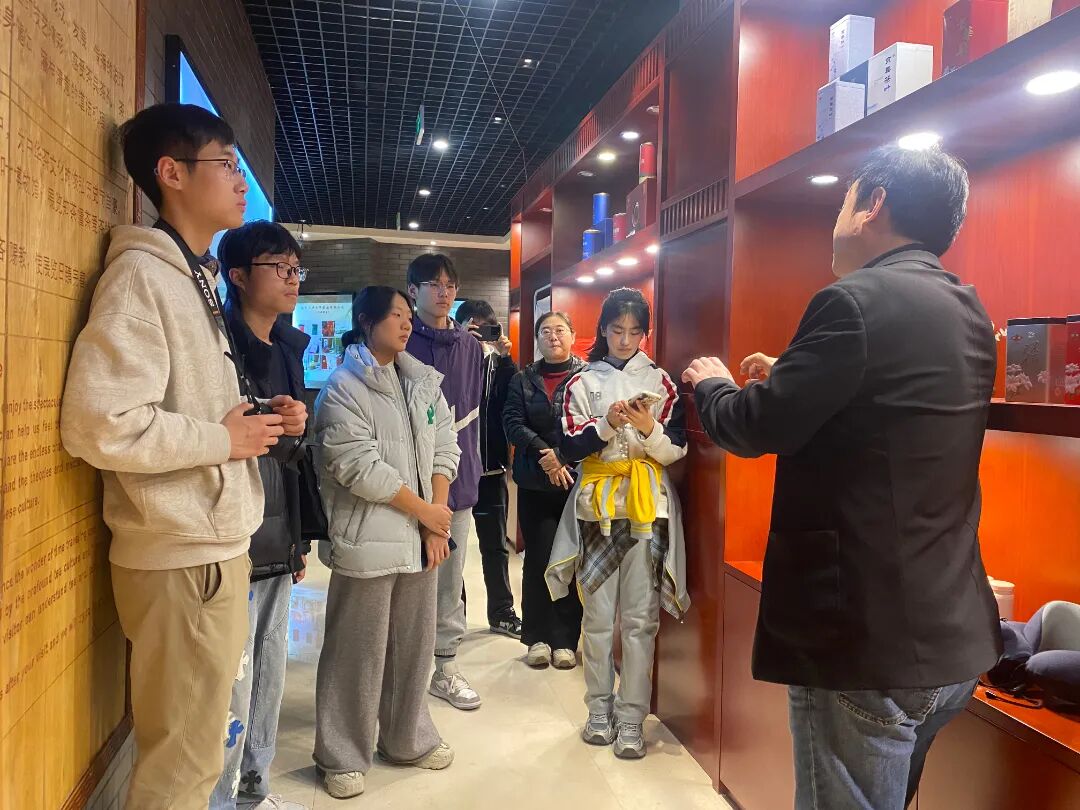 北京市商业学校走进京华茶业1.jpg