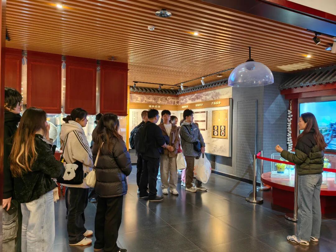 北京经济管理学院走进六必居、红星2.jpg